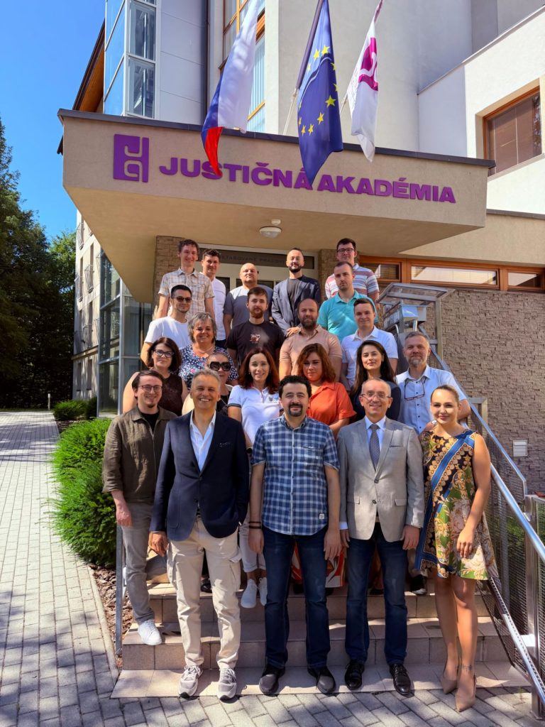 Grafica evenimentului: seminar ERA privind probele electronice și instrumentele OSINT, organizat pentru Academia Judiciară a Republicii Slovace, cu George Zlati speaker.