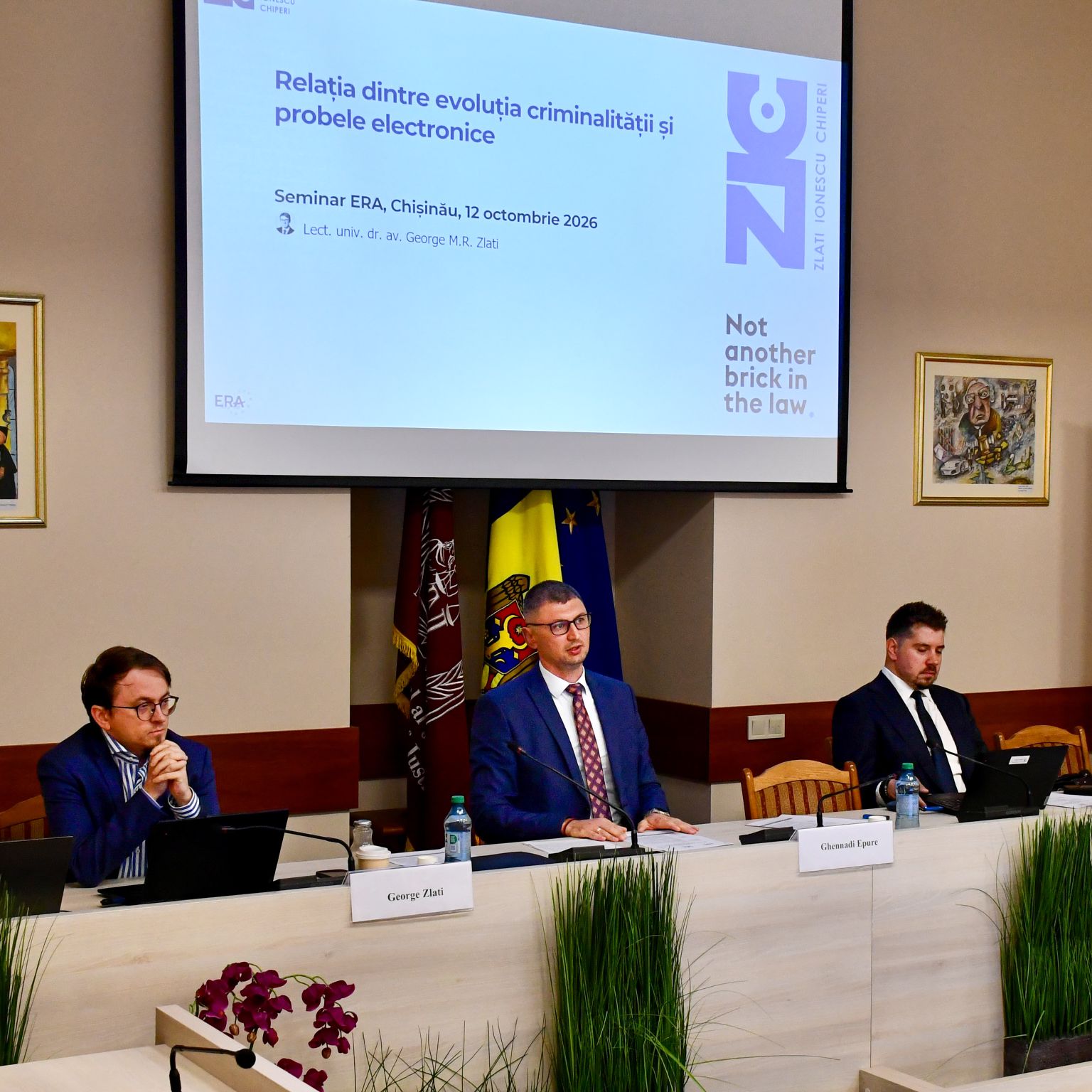 George Zlati la masa vorbitorilor, seminarul ERA de la Chișinău din 12 octombrie 2026, cu slide-ul „Relația dintre evoluția criminalității și probele electronice”